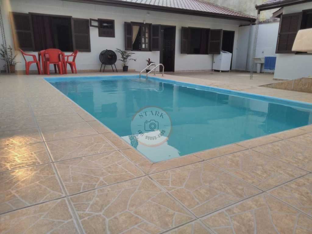 Casa c piscina, wifi, ar condicionado e na quadra do mar em Matinhos