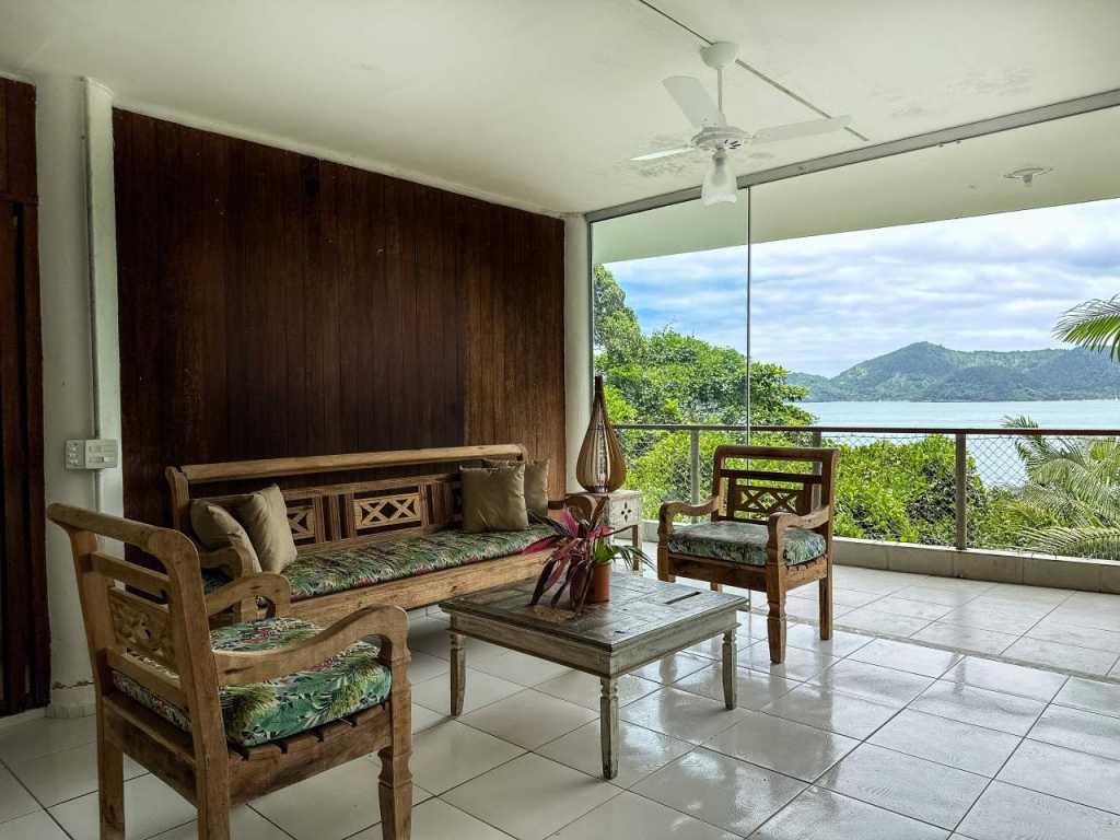 Casa Com Vista e Beira-Mar em Enseada Ubatuba para 12 pesssoas