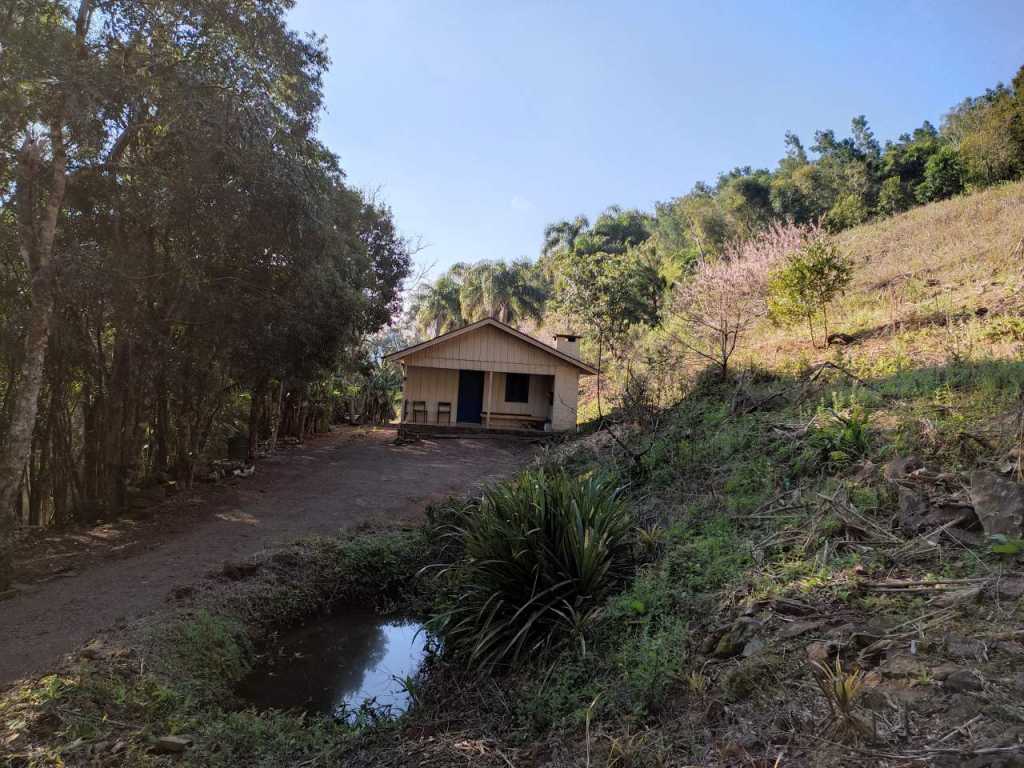 Casa isolada em meio a natureza