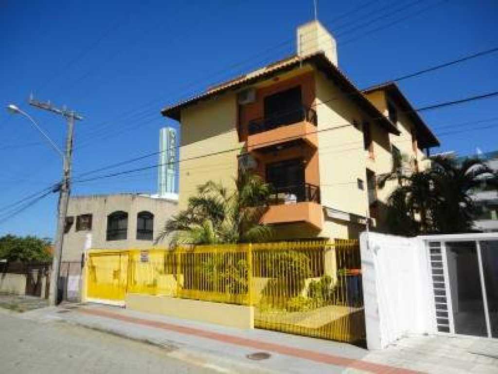 Apartamentos de 01 e 02 dormitorios com cozinha a 50 mts da praia da Cachoeira do Bom Jesus no Norte da ilha de Florianopolis