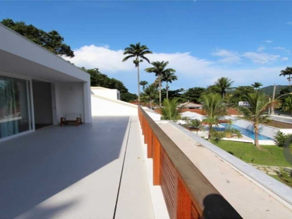 Casa com quatro suítes e piscina ao lado do centro histórico