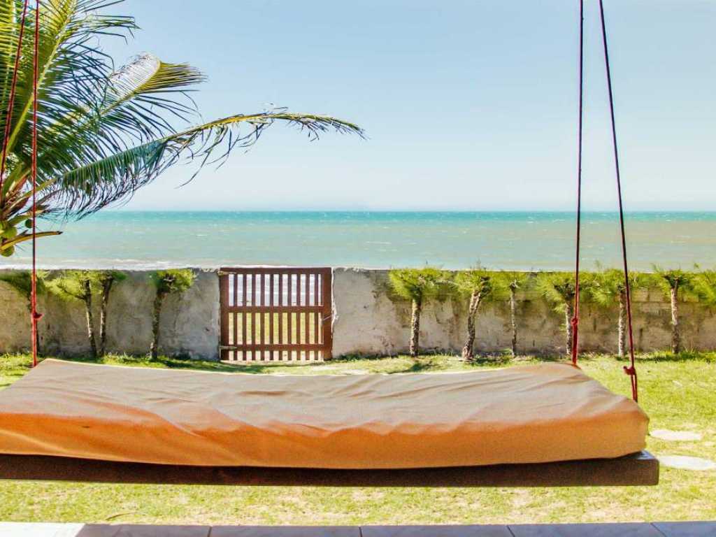 Casa frente à praia com piscina e churrasqueira