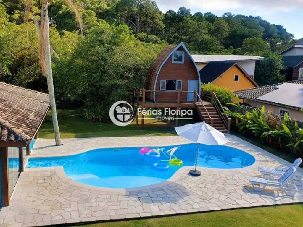 Linda Casa na Barra da Lagoa com 4 Dormitórios - REF 406