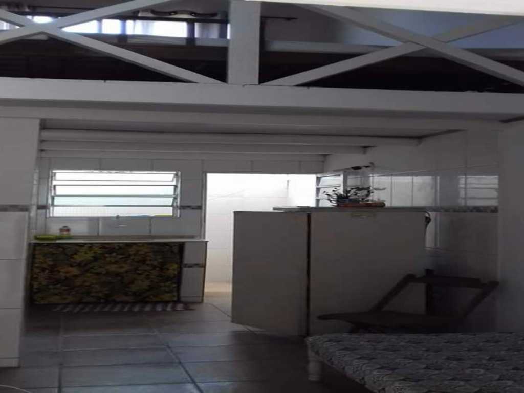 Chalé com sala e cozinha integrados , dormitório, banheiro e lavanderia