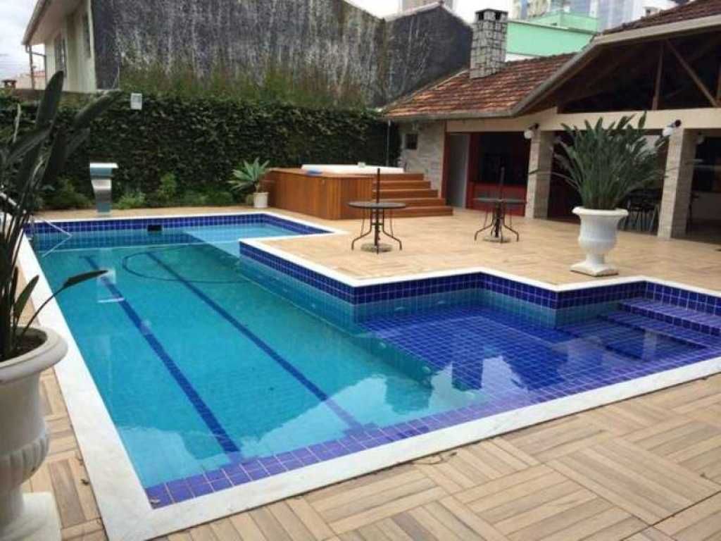 LINDA CASA COM PISCINA E CHURRASQUEIRA NO CENTRO DE BALNEÁRIO CAMBORIÚ