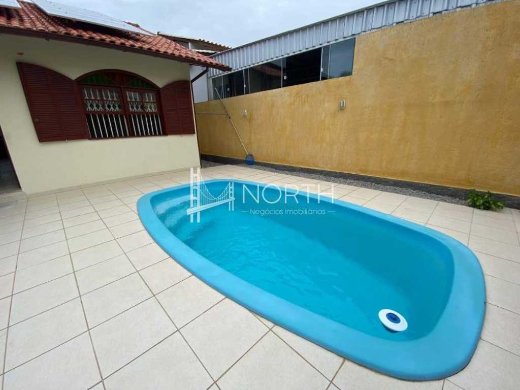 Ótima casa, 6 quartos, com piscina, à 50 metros do mar