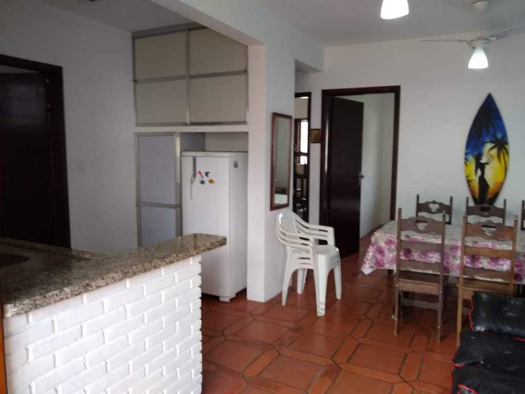 Apartamento com sacada na Praia das Toninhas. Uma quadra da praia!