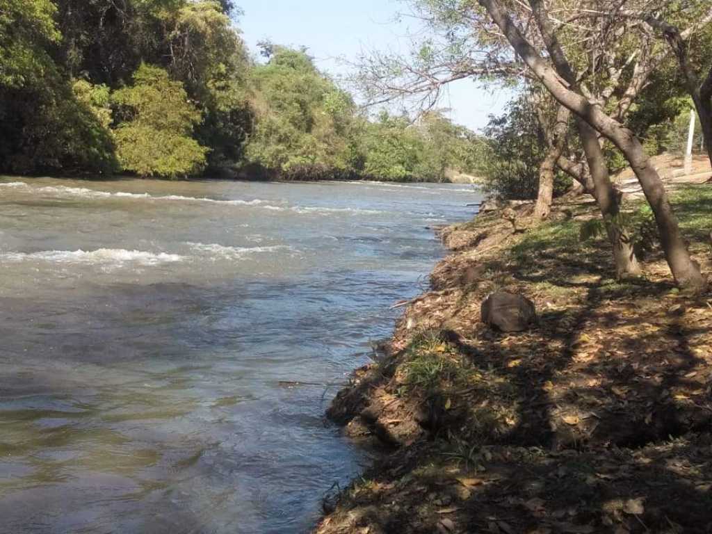 LINDO RANCHO/SÍTIO/CHÁCARAS AS MARGENS DO RIO BATALHA