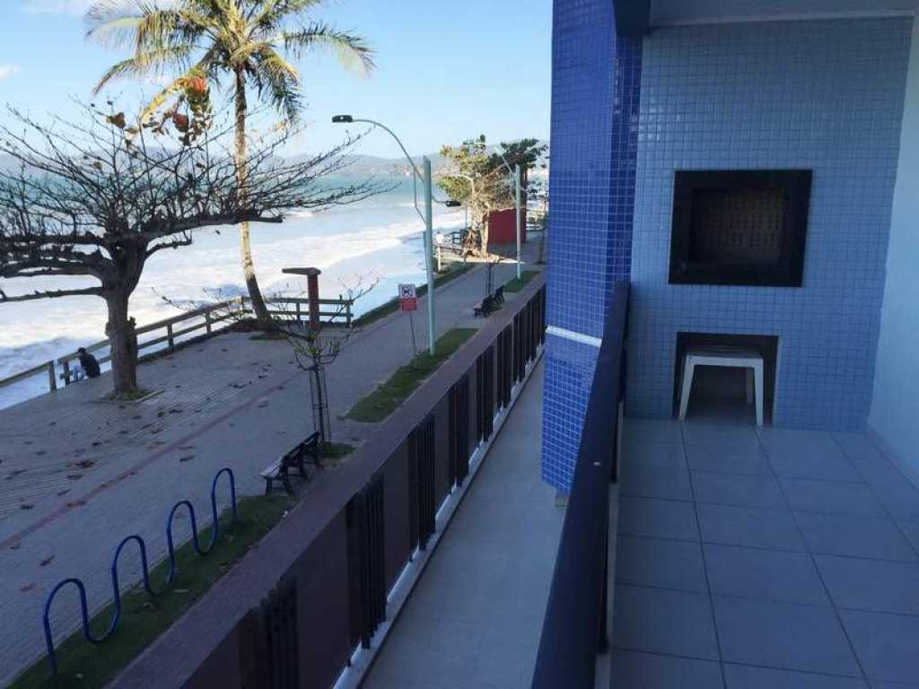 Apartamento de 2 quartos com ar  frente para a praia - Meia Praia