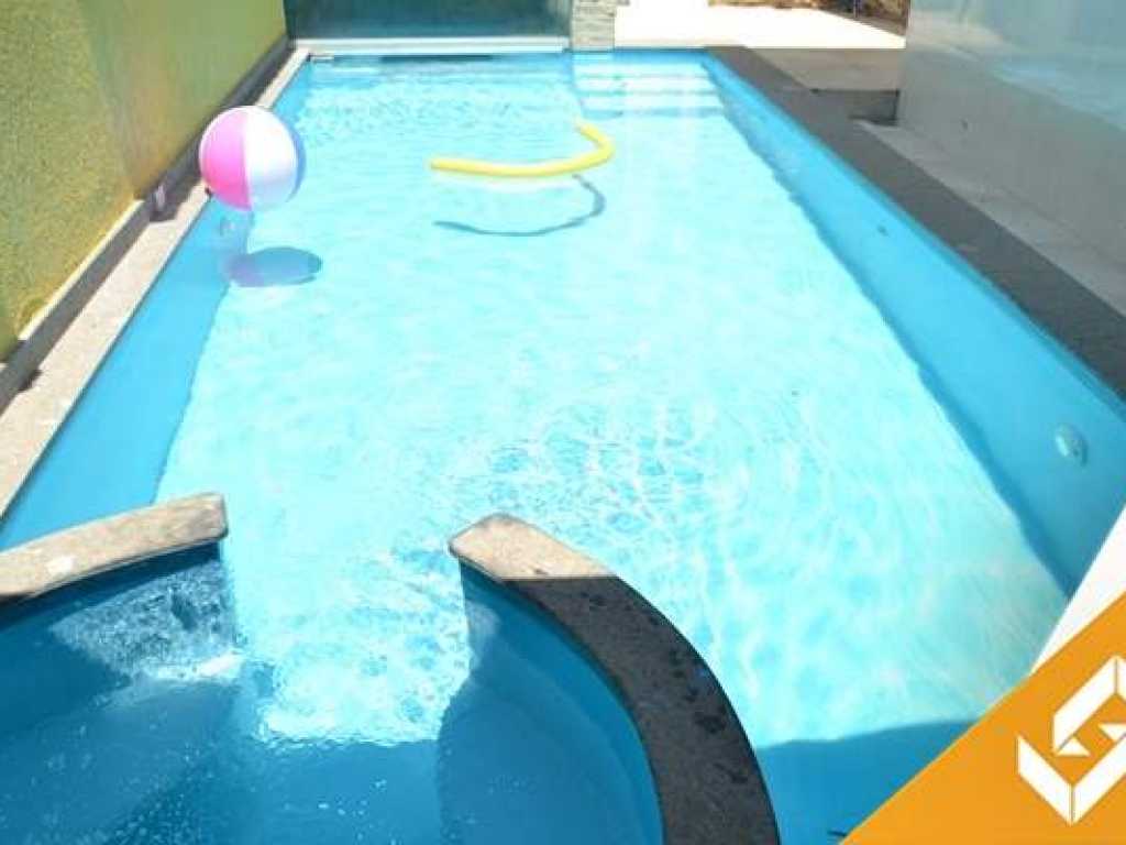 LINDA CASA COM 3 QUARTOS E PISCINA EM CONDOMÍNIO.