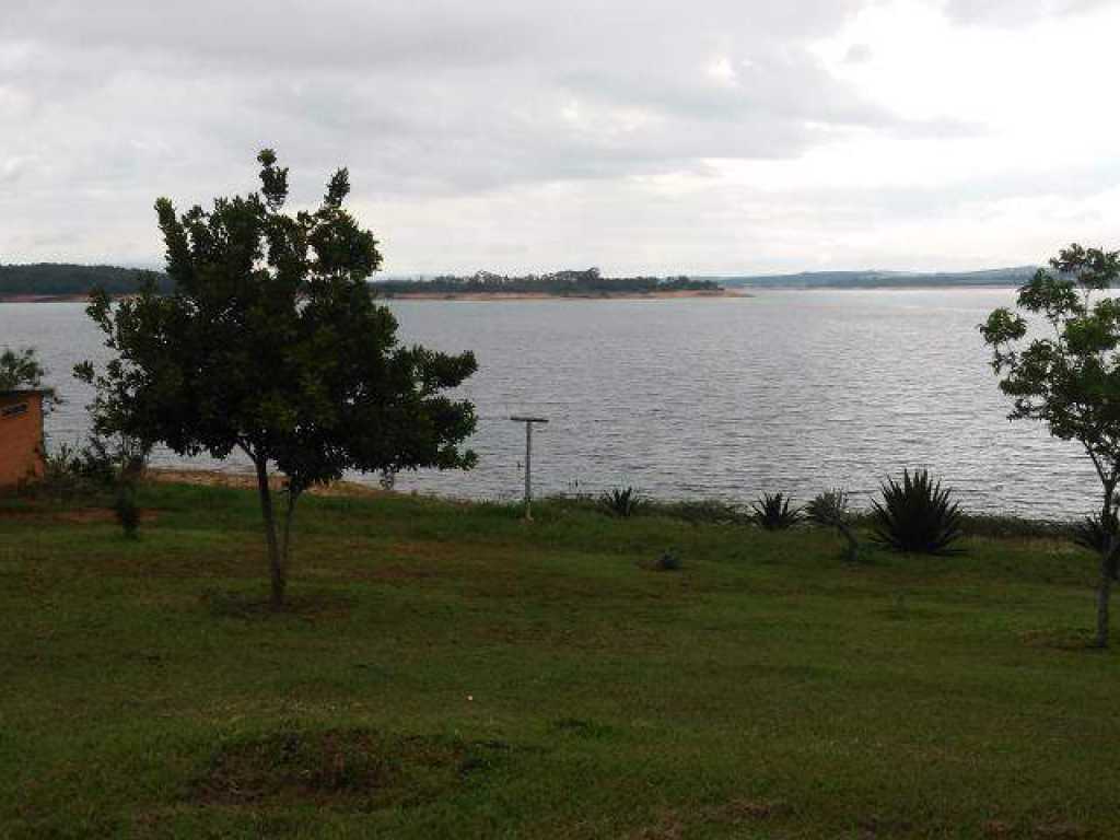 Excelente Rancho Estilo Colonial com 4 quartos. Ao lado da Lagoa azul e Paraiso perdido.