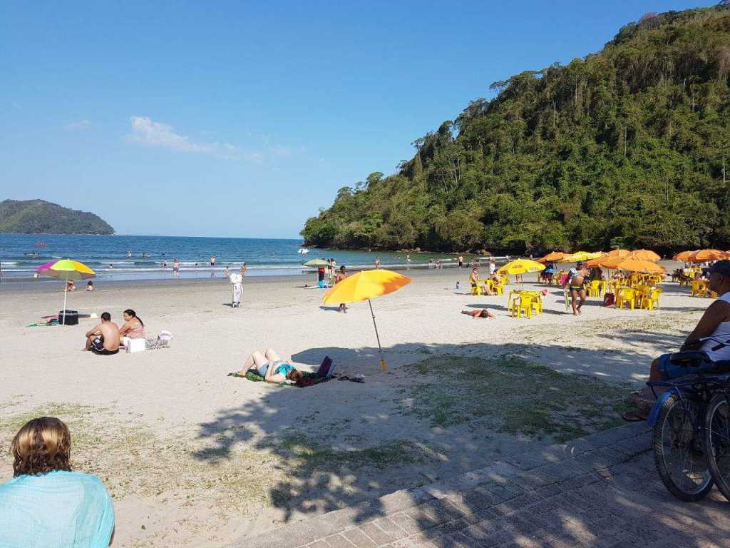 Apartamento Pé-na-areia com 3 quartos para temporada em Ubatuba