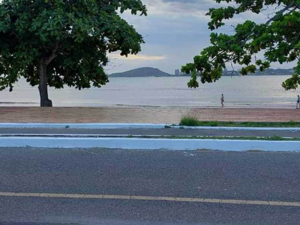 Alugo casa para temporada de frente para a praia de Santa Monica Guarapari .