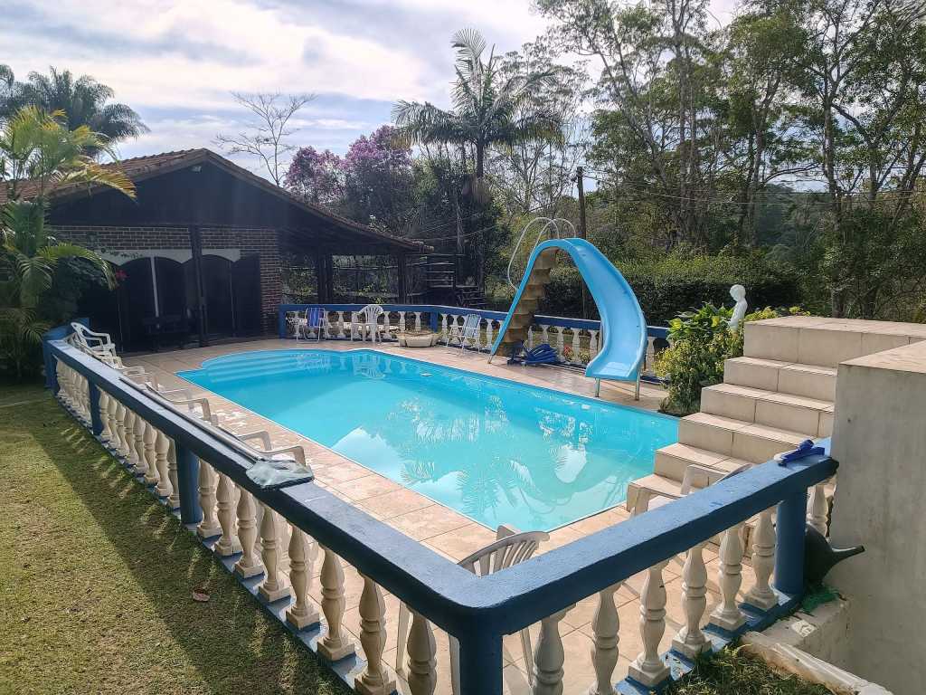 Sitio com piscina, campo de futebol e lagos para pesca - Sit0015