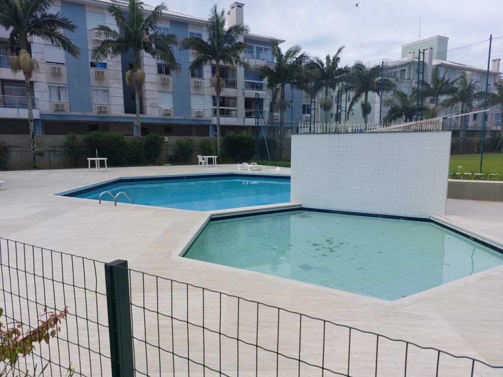 EXCELENTE APARTAMENTO COM PISCINA CONDOMINIO FRENTE O MAR NOS INGLESES