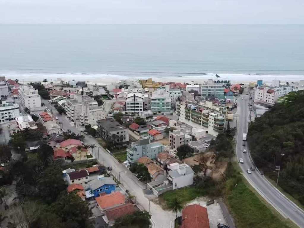 Apartamento com espaço de casa, ampla sacada e proximidade do mar.. excelente conservação e funcionalidade.