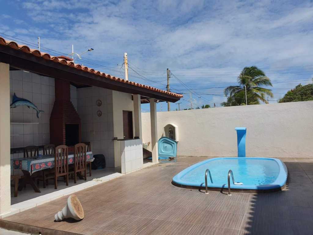 Casa bem arejada com varanda e 1º andar nascente, área de lazer com piscina e churrasqueira!