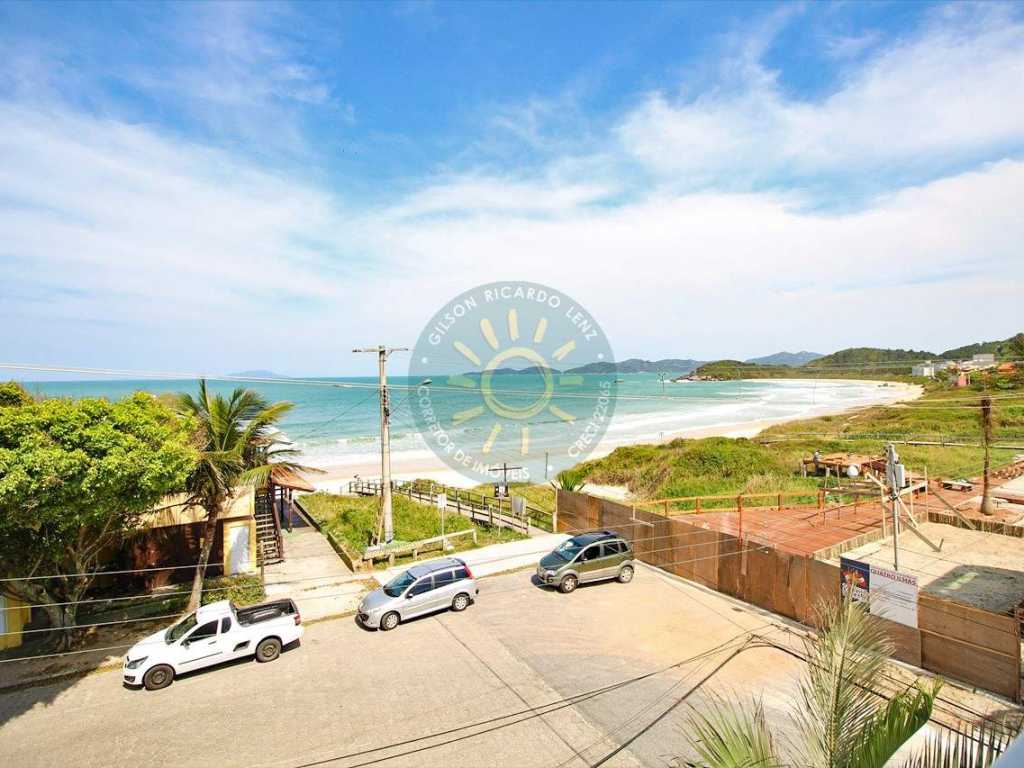 Apartamento com vista para o mar, localizado na praia de Quatro Ilhas em Bombinhas.