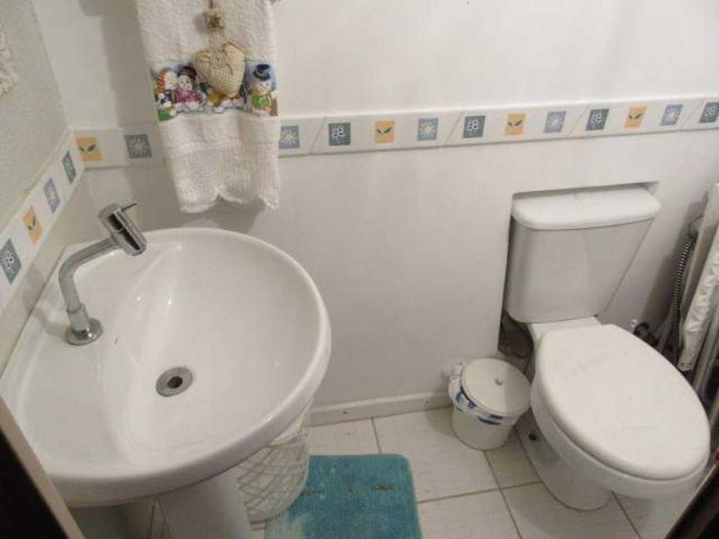 Apartamento térreo com 2 dormitórios. Sem suíte