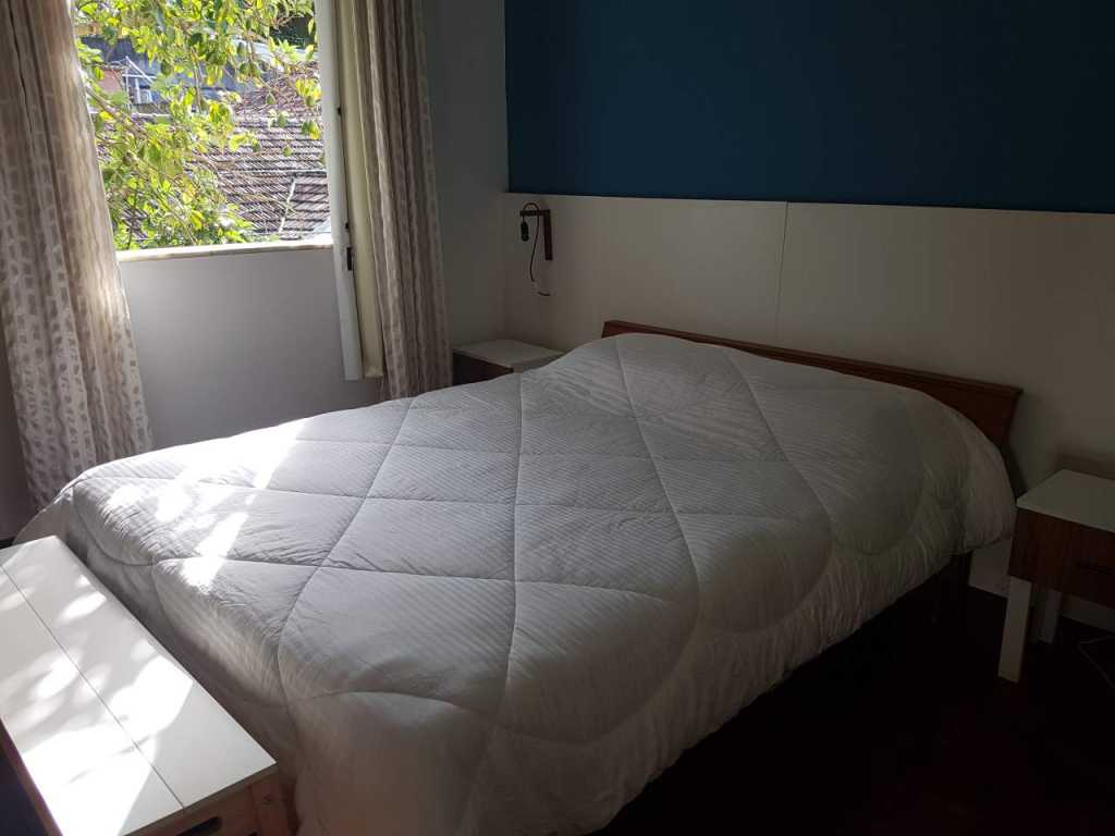 apartamento grande, 2 quartos, rodeado de verde, aconchegante e confortável, em ruazinha tranquila no Cosme velho.