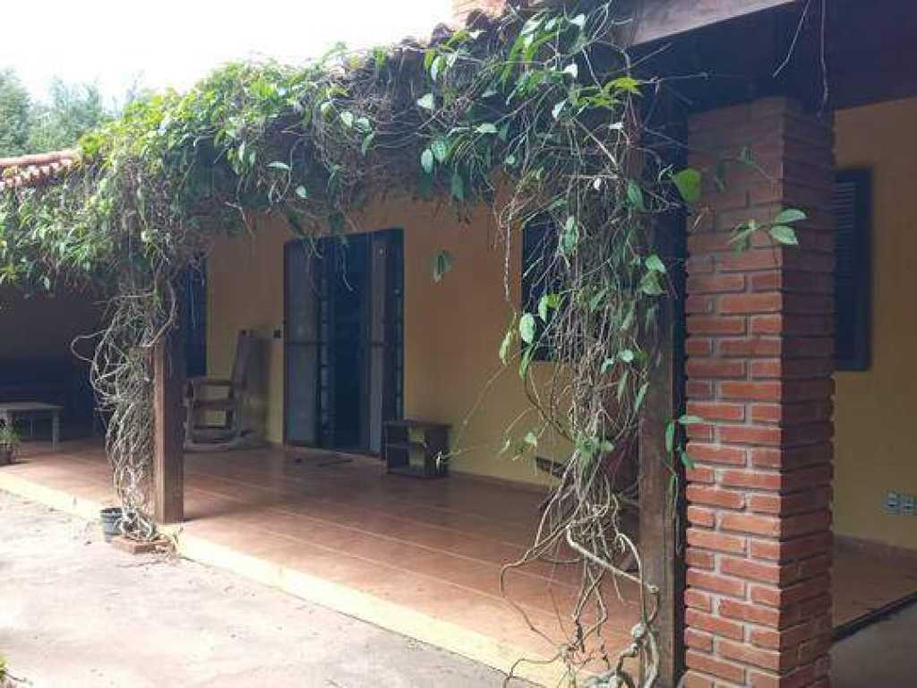 Casa em condomínio de alto padrão com lareira e piscina