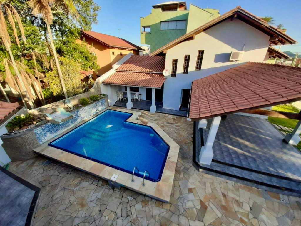 Casa com piscina 300 mts da praia