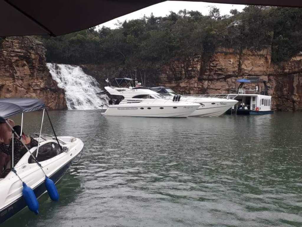 Motorboat with Exclusive Tour- ESCARPAS DO LAGO