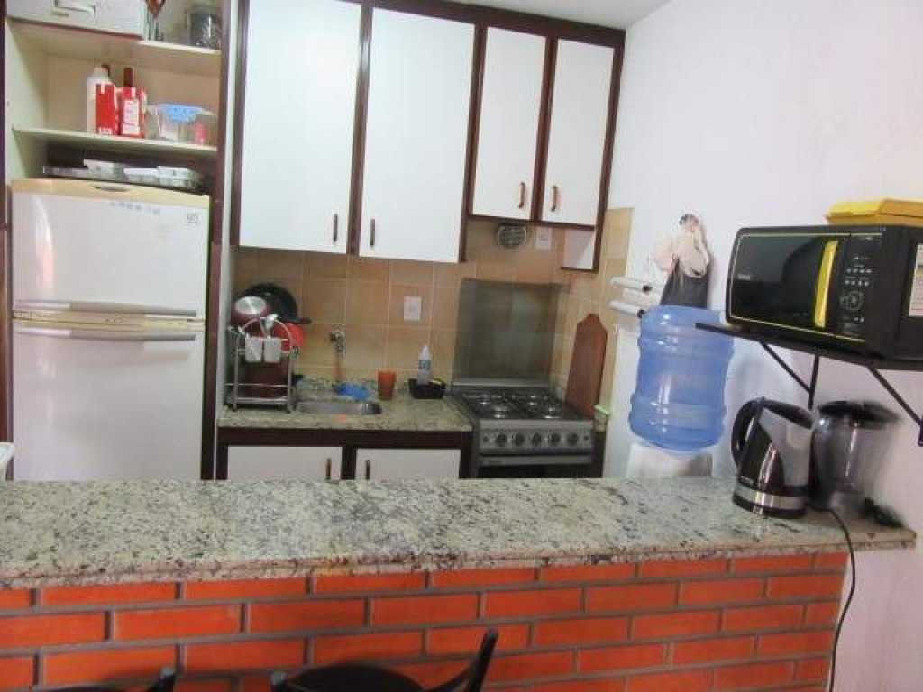 Apartamento duplex com 2 dormitórios, sendo 1 suíte com cama de casal.