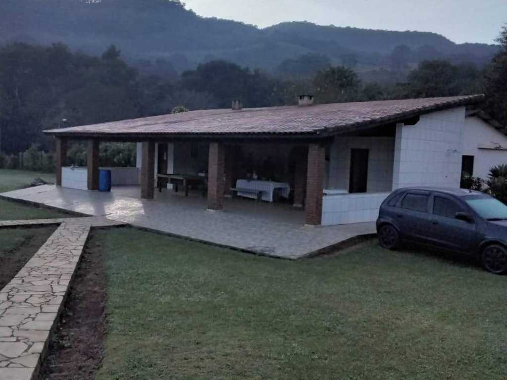 Chácara com  4000m de área verde toda gramada e 2 casas! Em Extrema-MG