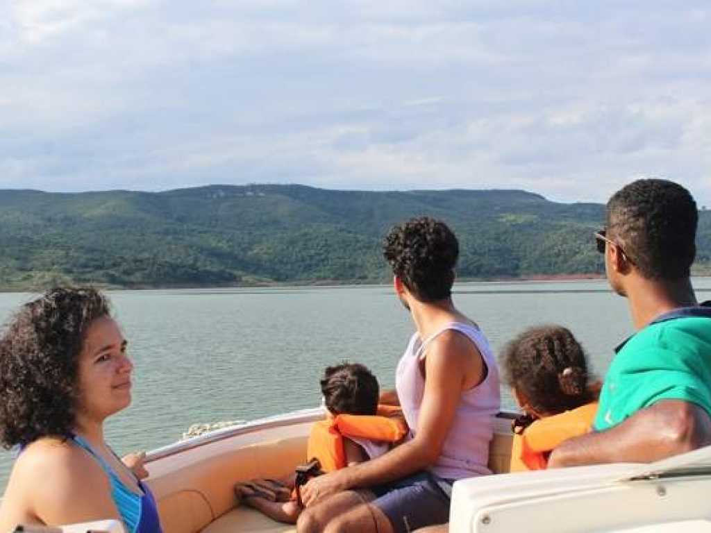 Mestre Gil Passeios Náuticos em Capitólio. Saída de Escarpas do Lago ou Turvo