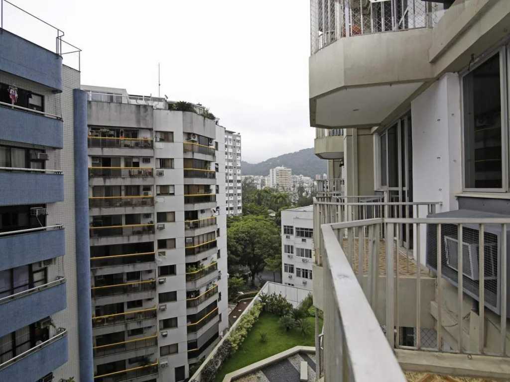 Apartamento 2 quartos com varanda e vaga de garagem no Leblon!