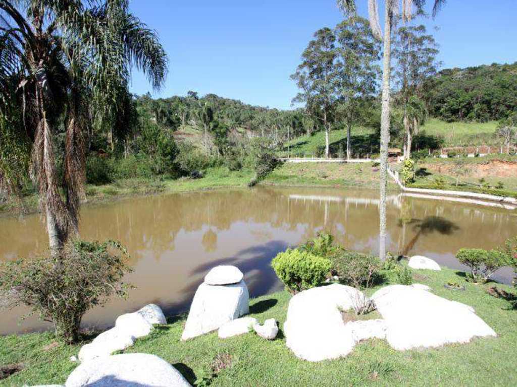 São Lourenço da Serra-SP. Chácara aconchegante com lago para passeio de caiaque e pesca.