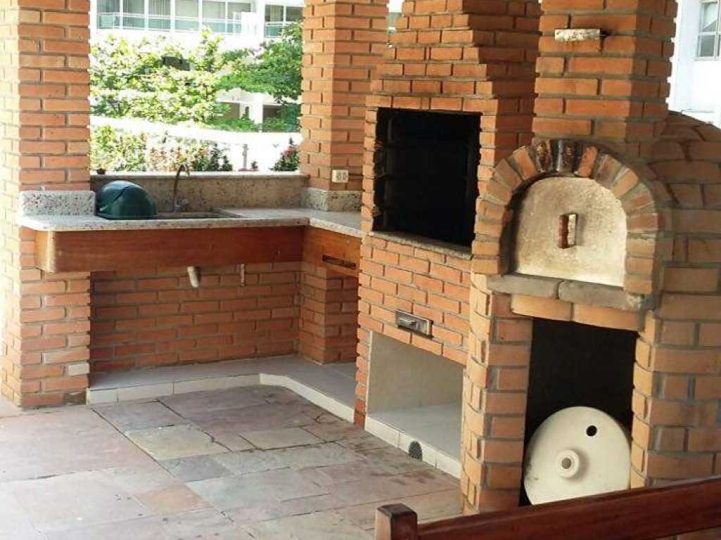 FERIAS E CARNAVAL - Excelente apartamento com 3 suítes, pé na areia, piscina, churrasqueira, ótima localização em Guarujá - SP!!!