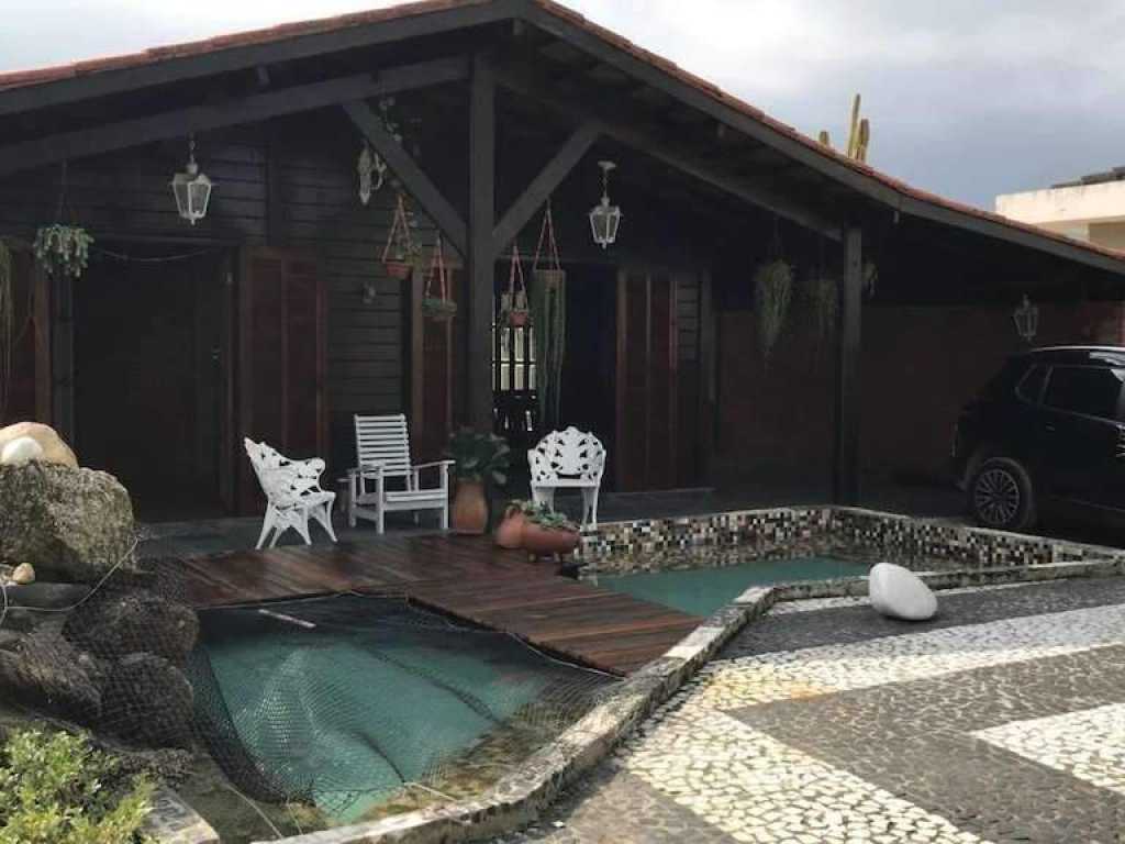 CASA ENCANTADORA C/ PISCINA PARA FAMÍLIA PRÓXIMA DO MAR E COMÉRCIO)