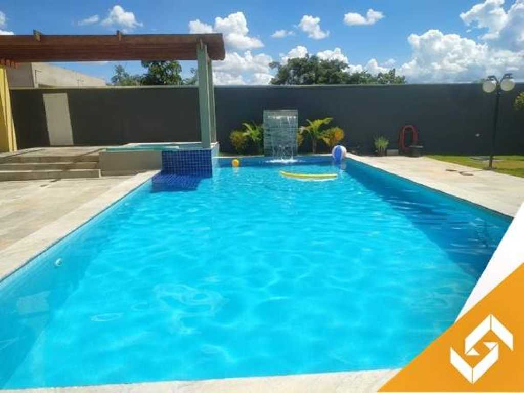 LINDA CASA EM CONDOMÍNIO FECHADO COM TOTAL SEGURANÇA E PORTARIA 24 HORAS.