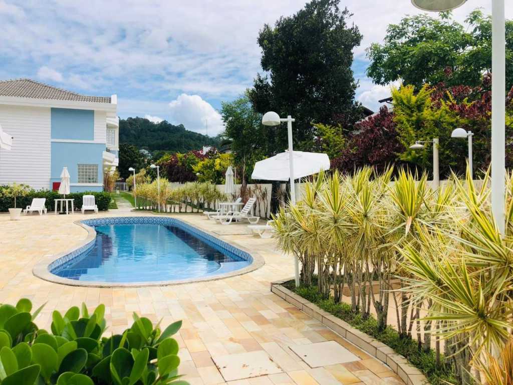 Lindo apartamento em condomínio com piscina próximo ao mar!