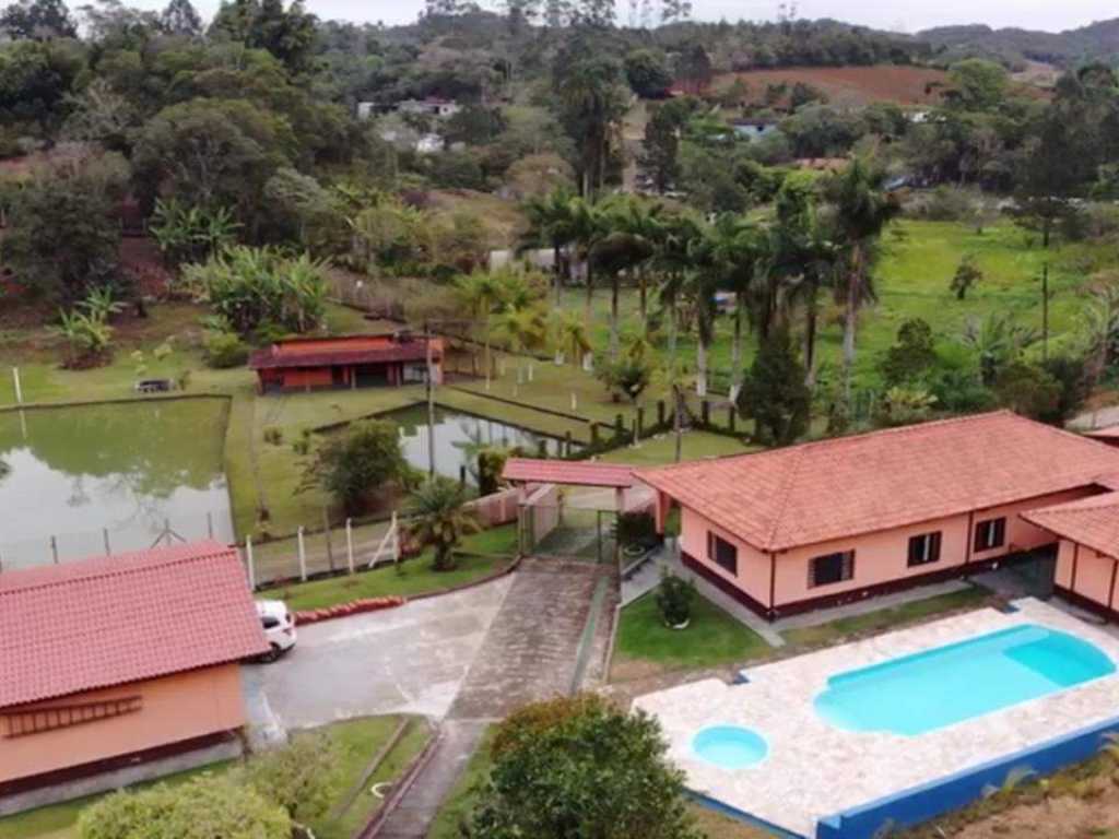 Lindo , com piscina , contato com a natureza e lago para pesca.