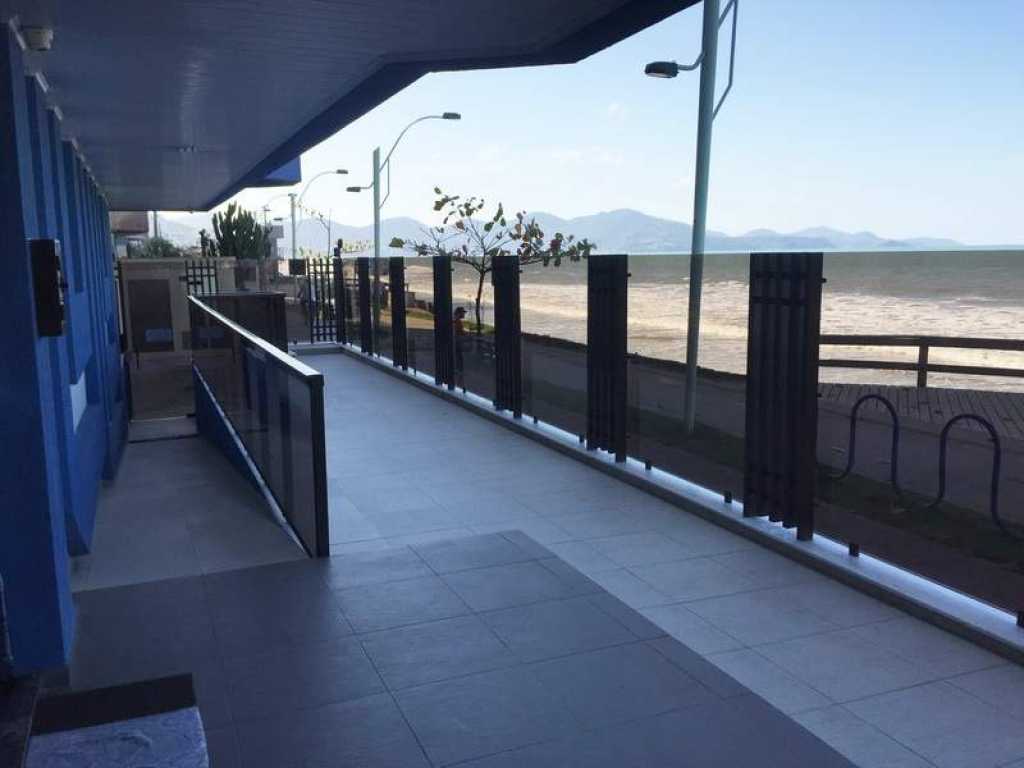 Apartamento de 2 quartos com ar  frente para a praia - Meia Praia