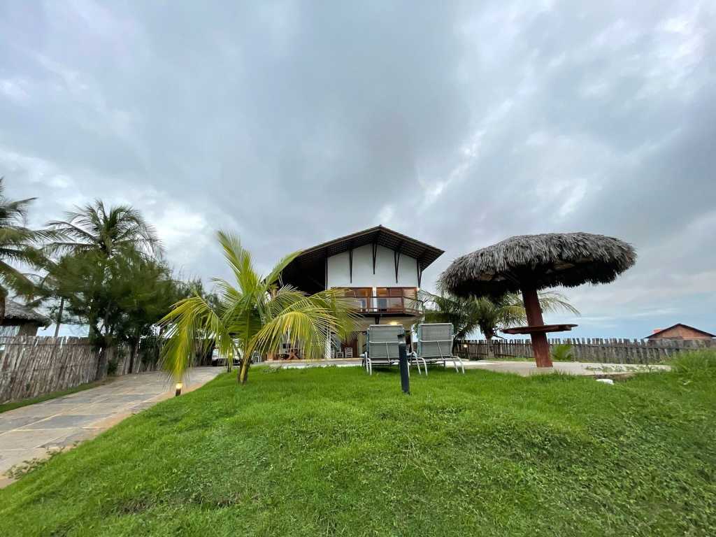 Casa com 5 suítes e área de lazer completa na melhor localização da Praia do Coqueiro