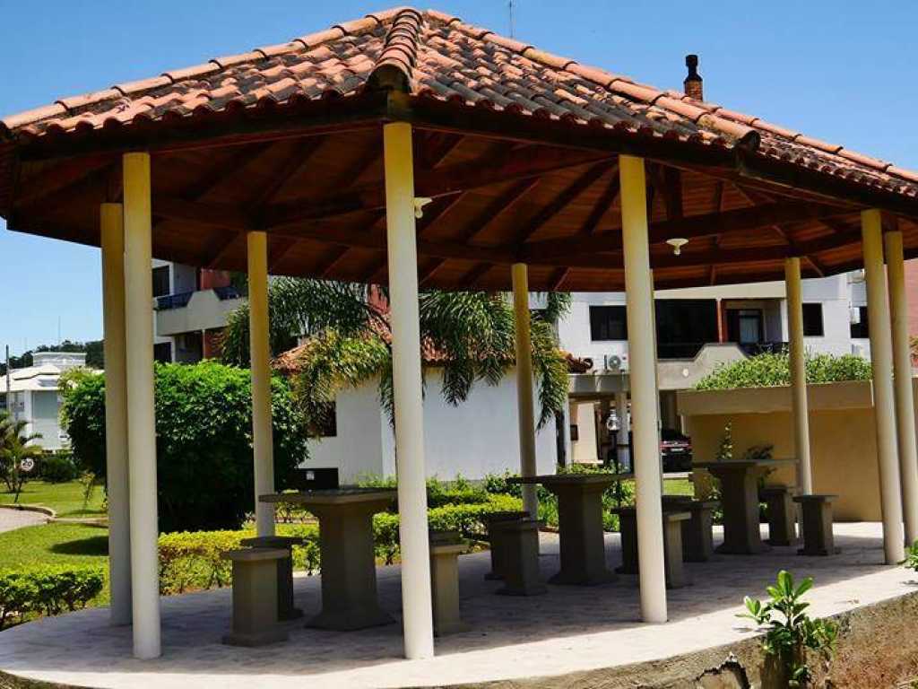 EXCELENTE APARTAMENTO COM PISCINA CONDOMINIO FRENTE O MAR NOS INGLESES