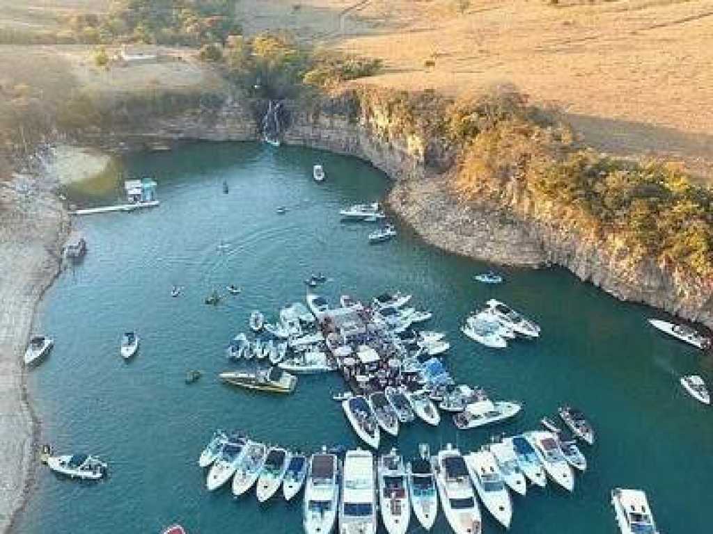 Passeio de Lancha em Capitólio com saída de Escarpas do Lago