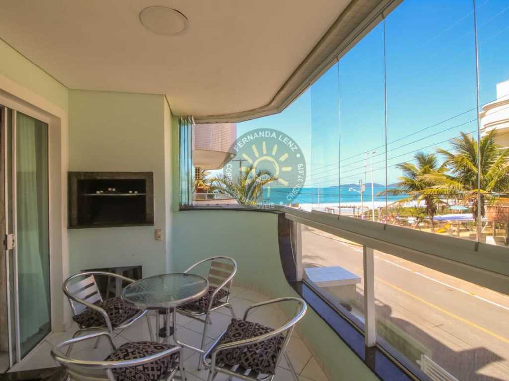 Apartamento lateral com linda vista do mar, localizado a 20 metros da praia de Quatro Ilhas em Bombinhas - Exclusivo.