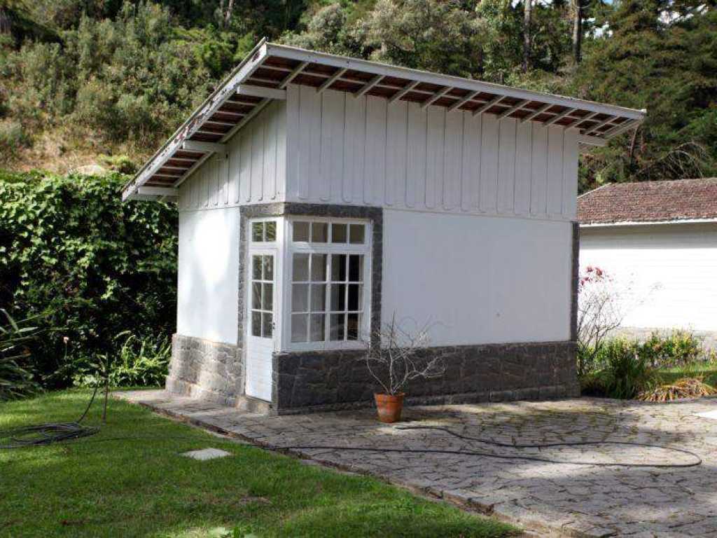 Campos do Jordão (Jardim Embaixador). Linda casa, com arquitetura européia, em terreno amplo e arborizado.