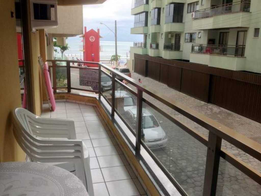 Apartamento de 2 quartos com ar na quadra do mar - Meia Praia