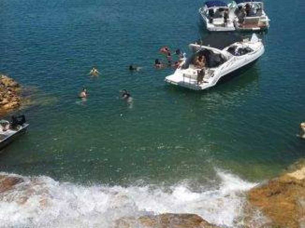 Passeio de Lancha e Pesca Esportiva Val Tucunas no Lago de Furnas em Capitólio