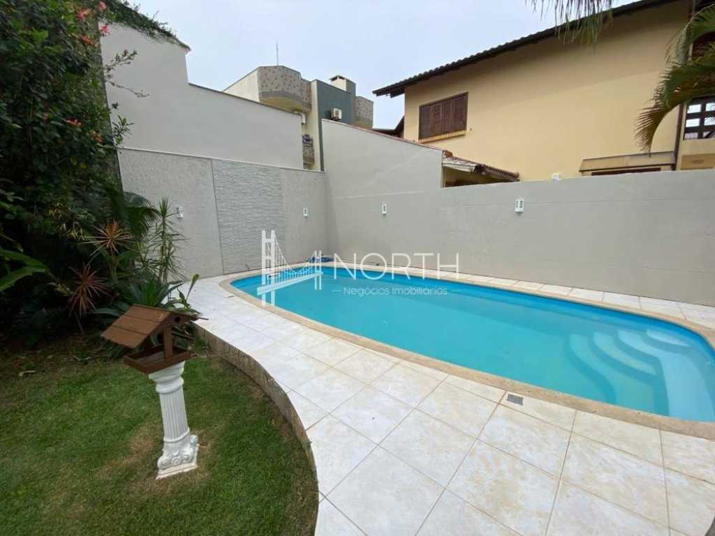 Casa maravilhosa com piscina à 50 metros da praia para 18 pessoas