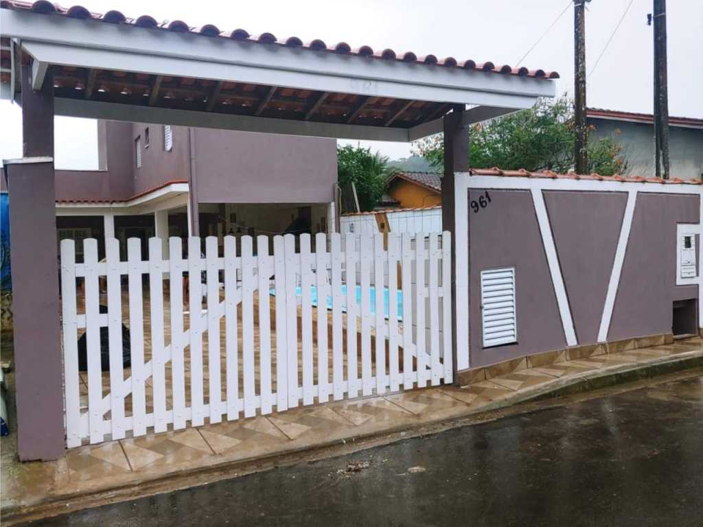 CONFORTÁVEL CASA 4 DORM COM AR - WI FI E  PISCINA PRAIA MARANDUBA