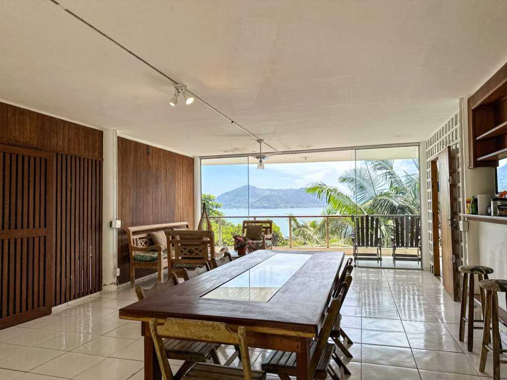 Casa Com Vista e Beira-Mar em Enseada Ubatuba para 12 pesssoas