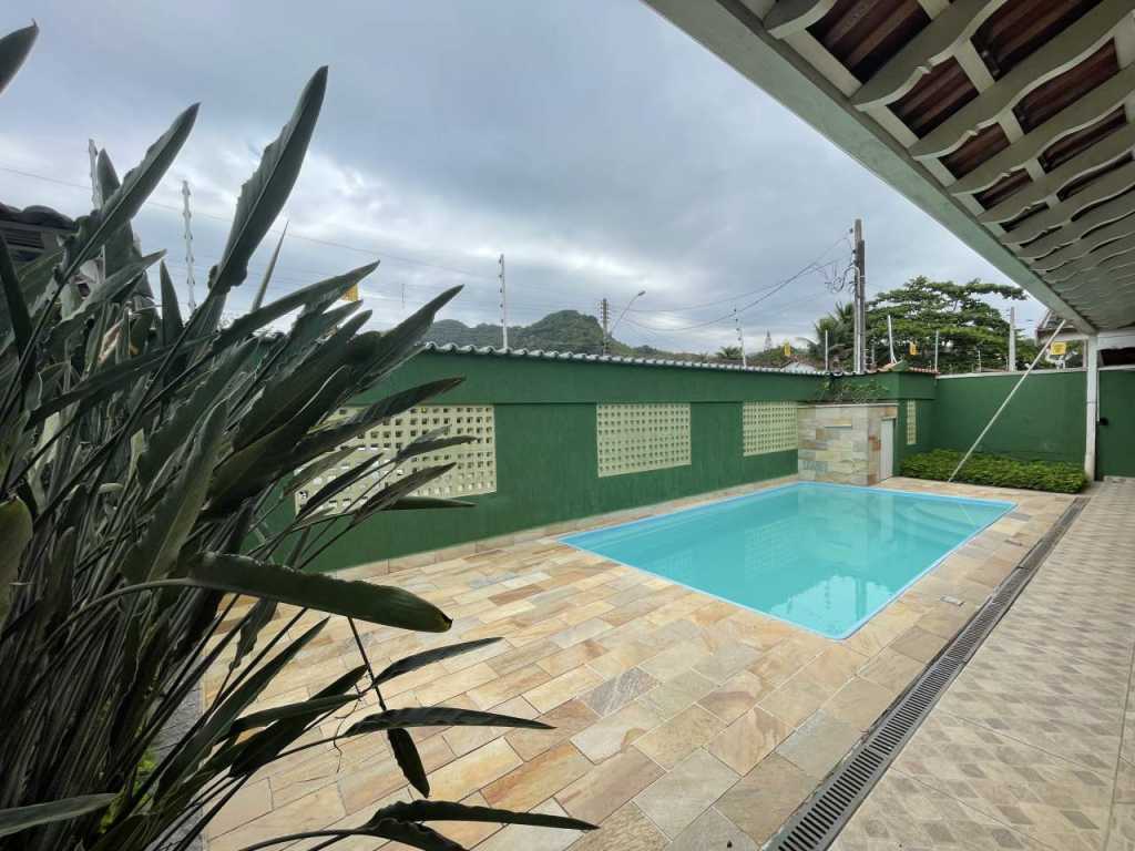 Casa com Piscina e Churrasqueira à 500 metros da Praia