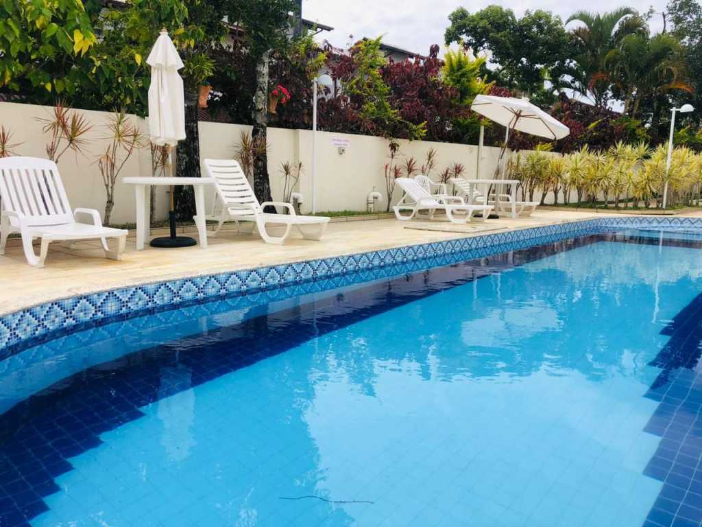 Lindo apartamento em condomínio com piscina próximo ao mar!